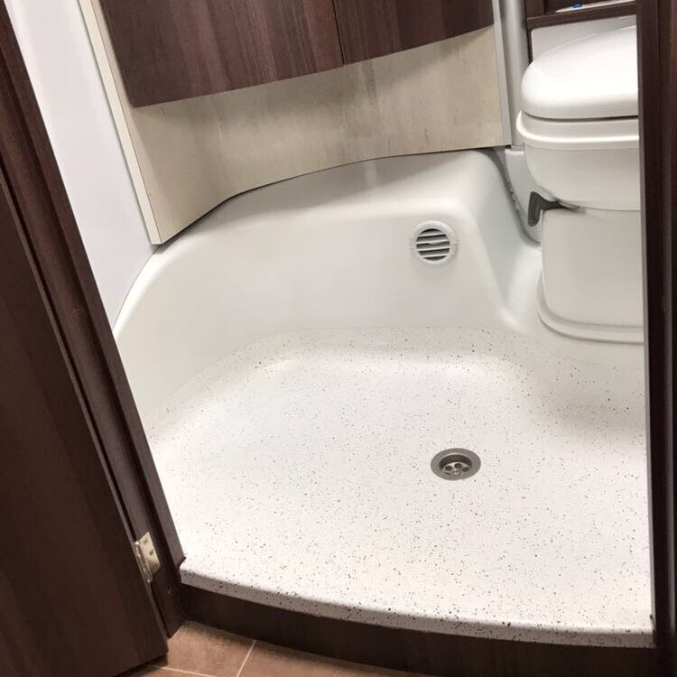braun melierte Duschwanne mit Sitzmöglichkeit Wohnmobil